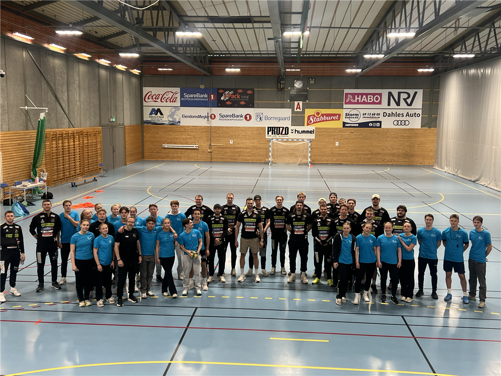 Elever oppstilt på aktivitetsdag i hall - Klikk for stort bilde
