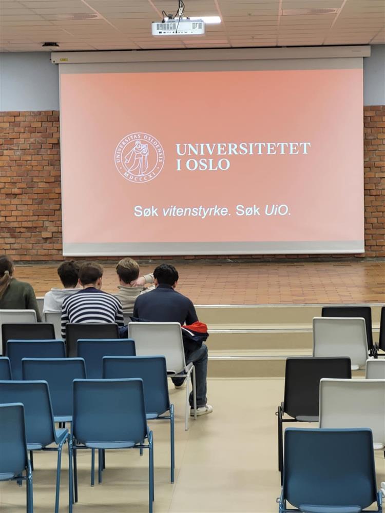 Elever venter i aula på presentasjon av Universitetet i Oslo - Klikk for stort bilde
