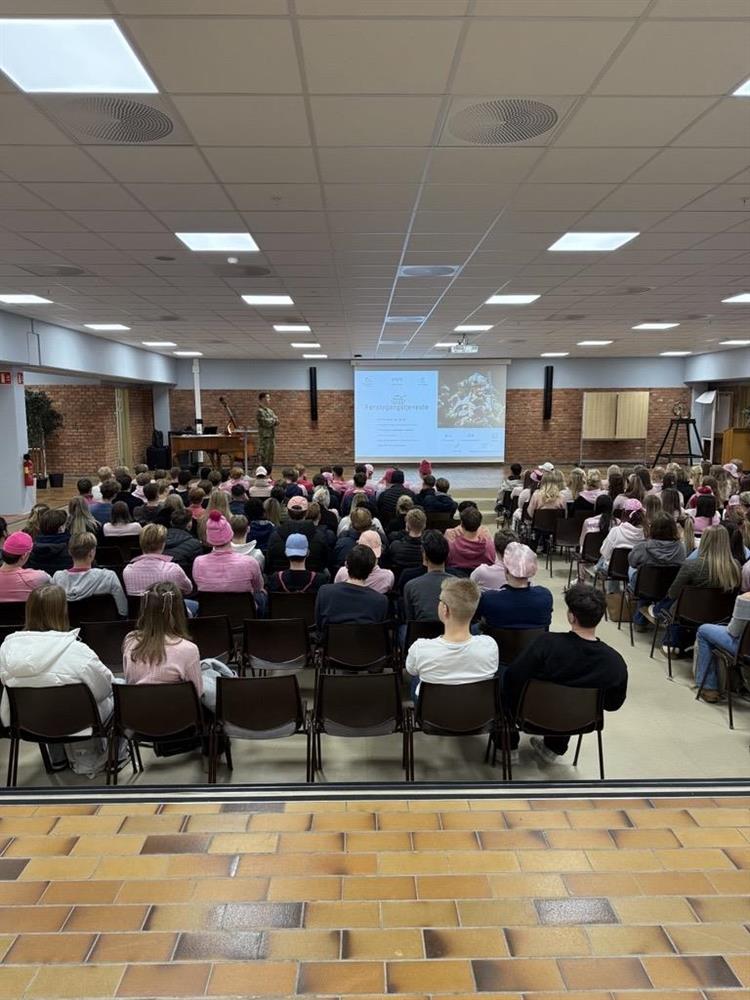 Besøk på skole fra forsvaret - Klikk for stort bilde