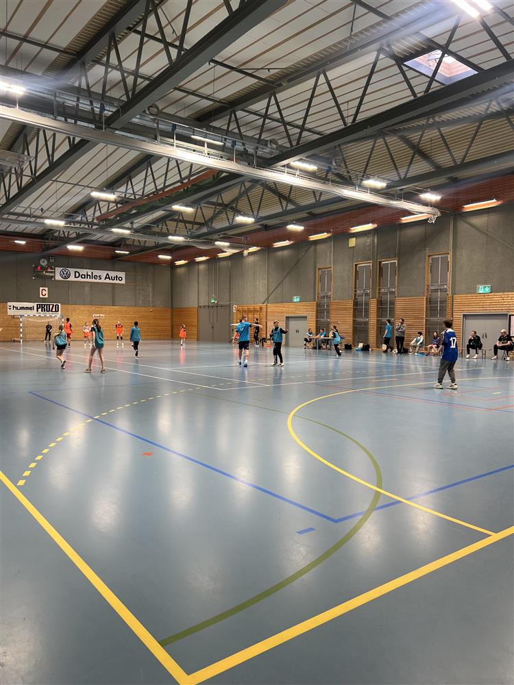 Idrettshall med aktivitet - Klikk for stort bilde