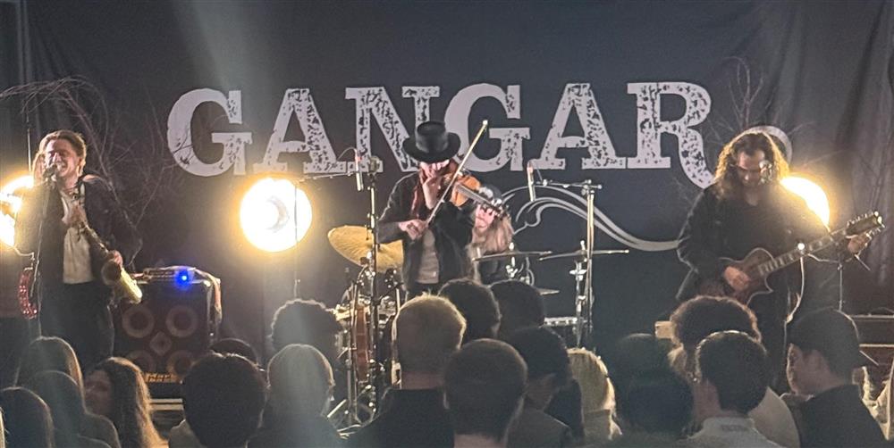 Konsert i aule på skole, bandet Gangar - Klikk for stort bilde