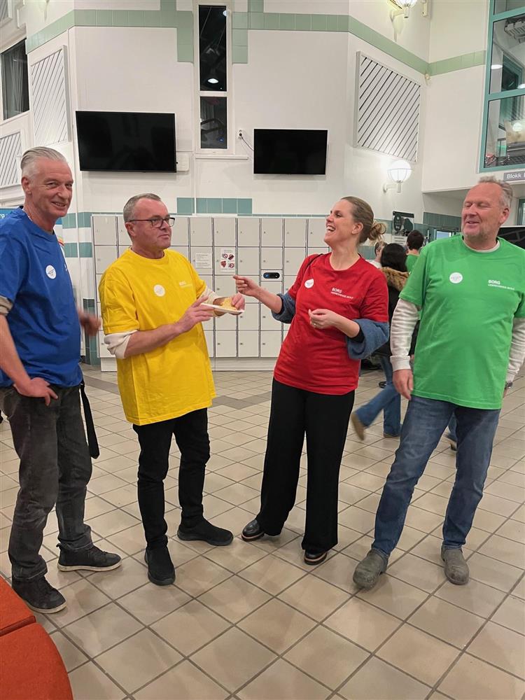 4 personer i t-skjorter med ulike farger - Klikk for stort bilde