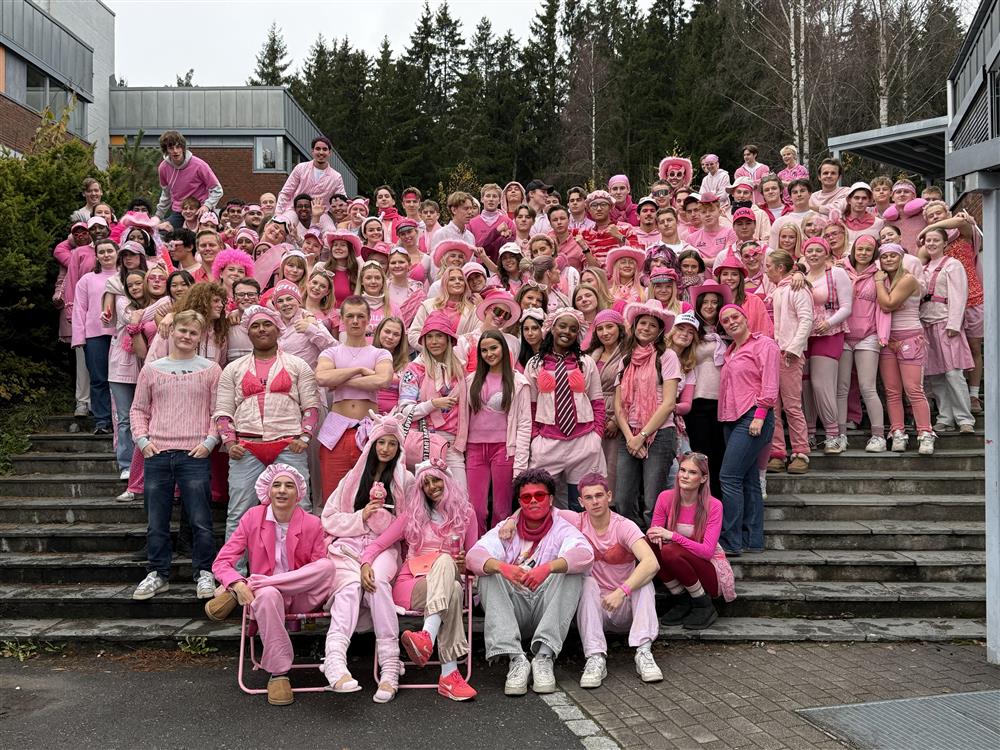 Elever kledd i rosa - Klikk for stort bilde