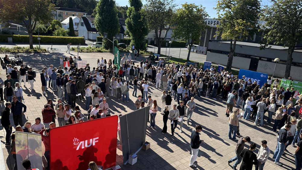 Elever samlet i skolegården til stands for skoledebatt - Klikk for stort bilde