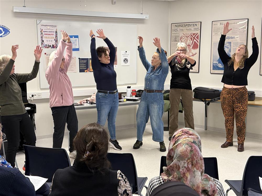 Sangkonsert med deltakelse fra de oppmøtte - Klikk for stort bilde