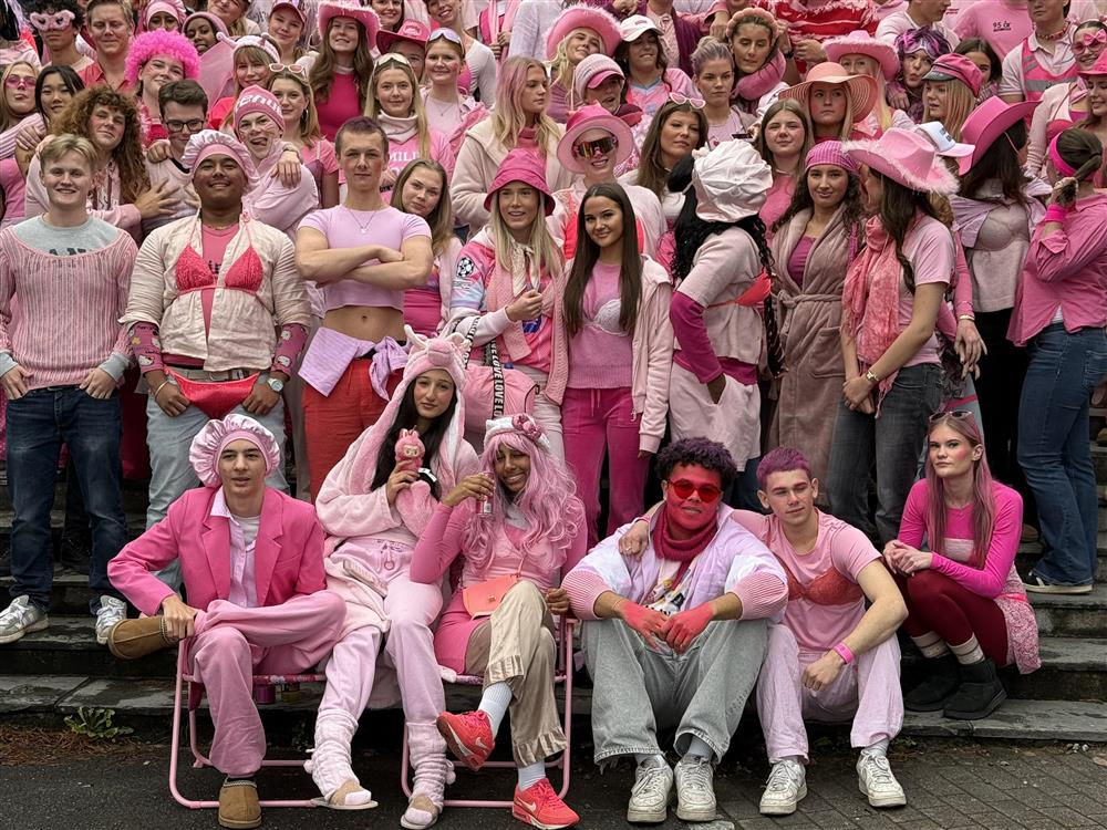 Elever kledd i rosa - Klikk for stort bilde