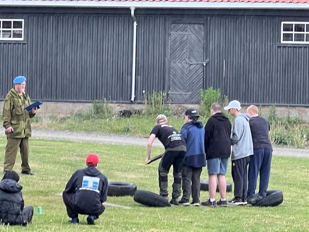 Elever lager bro med dekk og planker - Klikk for stort bilde