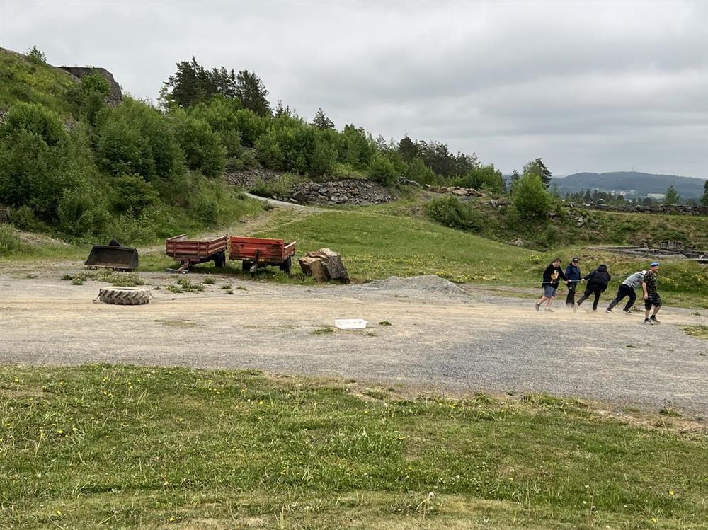 Elevene trekker et stort dekk fram og tilbake - Klikk for stort bilde