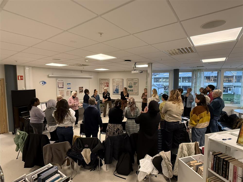 Sangkonsert med deltakelse fra de oppmøtte - Klikk for stort bilde