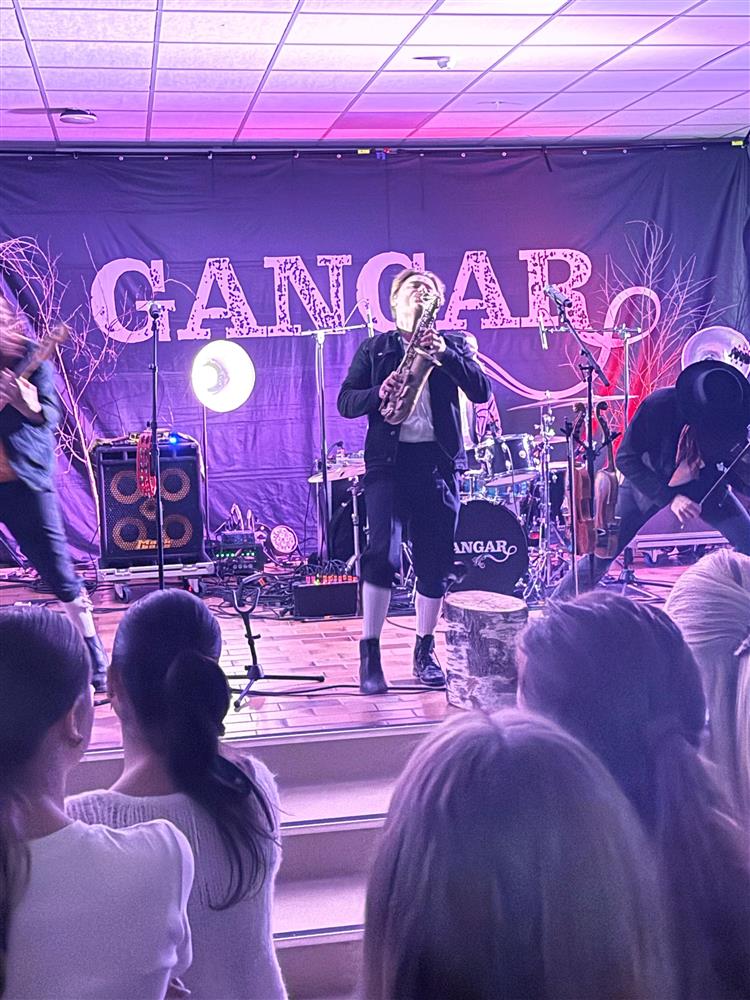 Konsert i aule på skole, bandet Gangar - Klikk for stort bilde