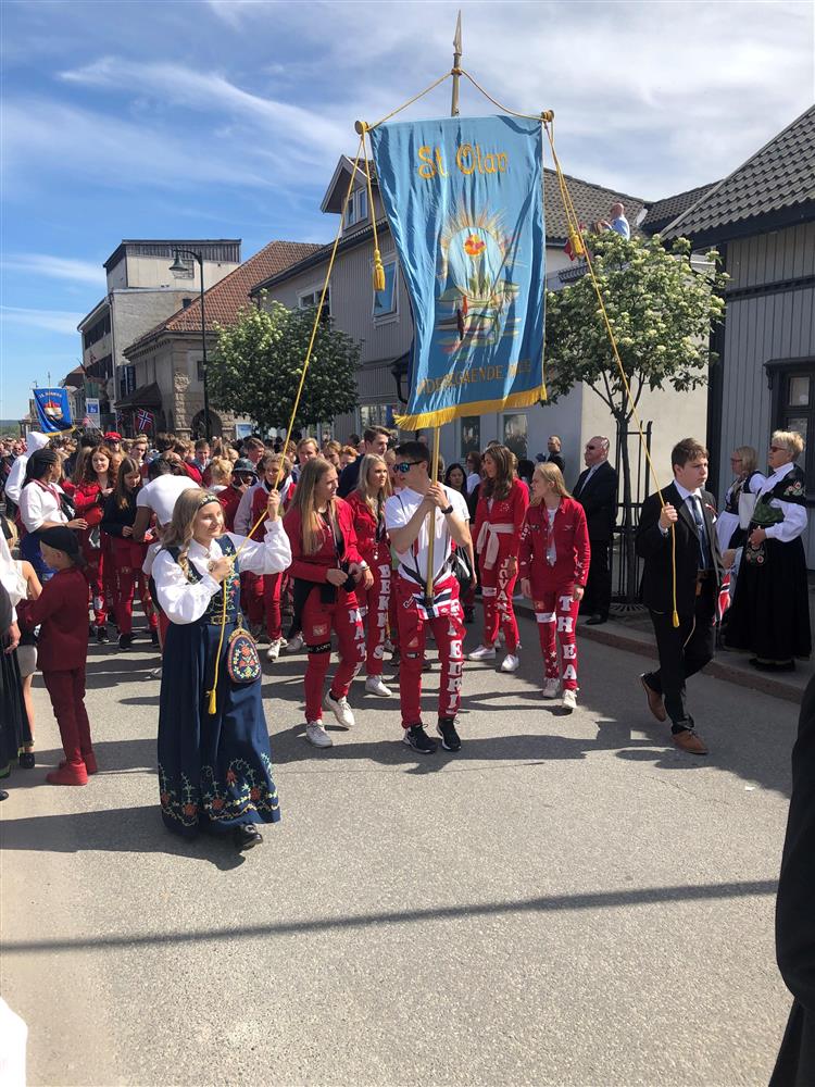 Fane i 17.mai tog St. Olav vgs - Klikk for stort bilde