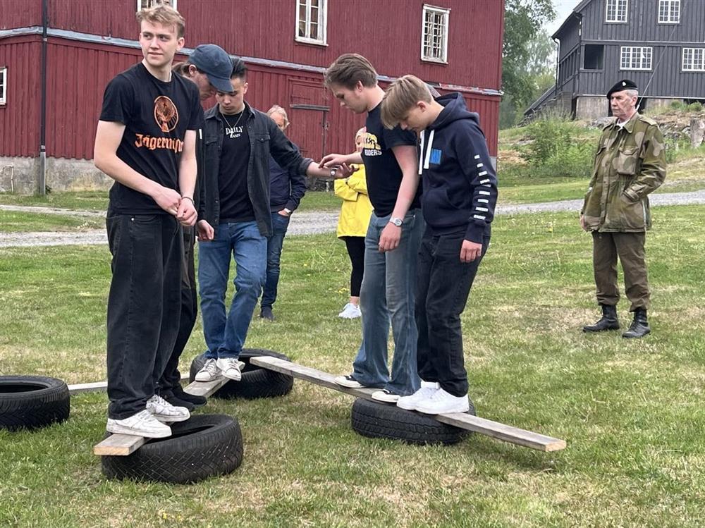 Elever lager bro med dekk og planker - Klikk for stort bilde