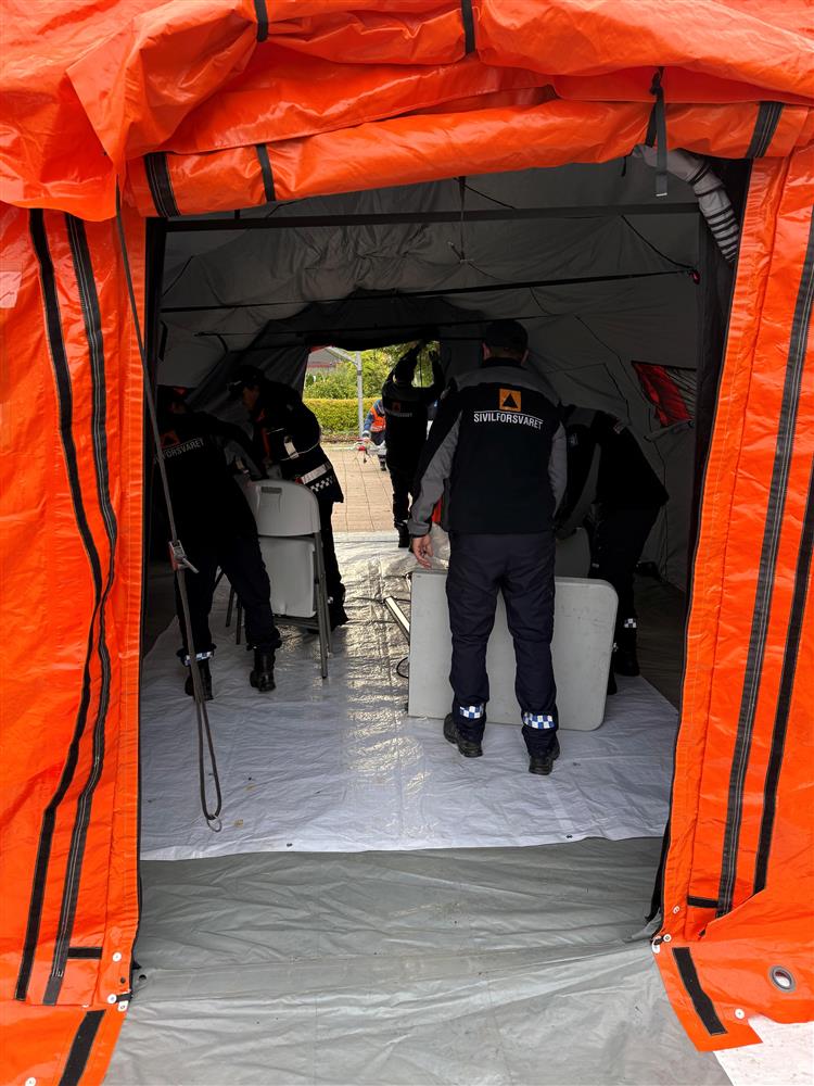 Telt rigges av Sivilforsvaret  - Klikk for stort bilde