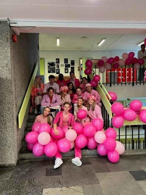 Ballonger og elever i trapp - Klikk for stort bilde