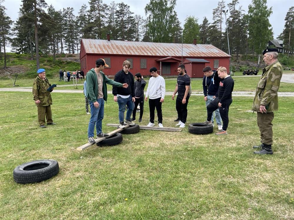 Elever lager bro med dekk og planker - Klikk for stort bilde