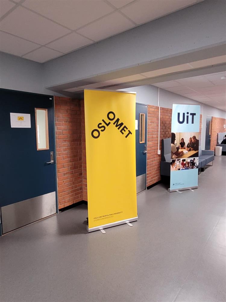 OsloMet banner i gang på skole - Klikk for stort bilde