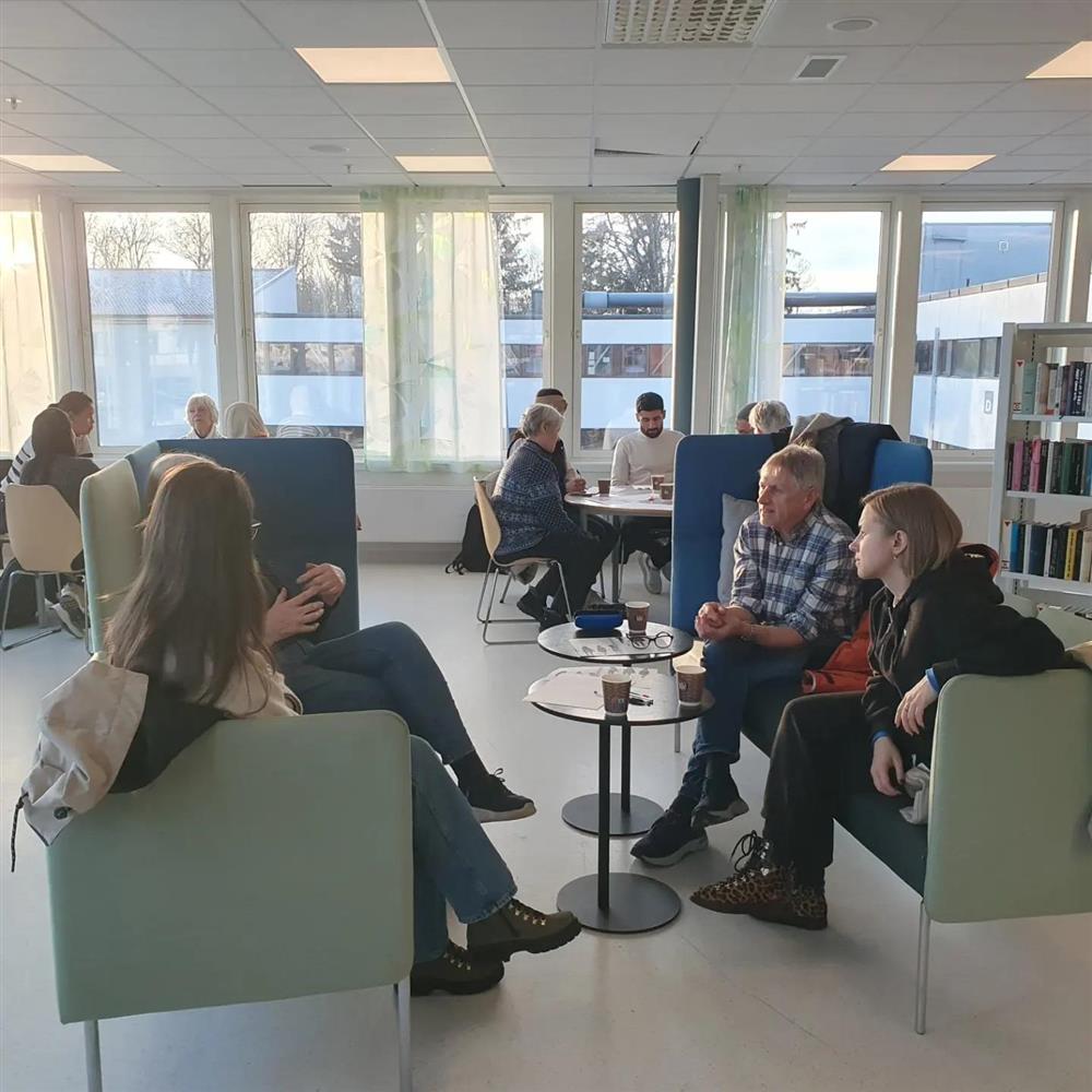 Deltakere på språkkafé - Klikk for stort bilde