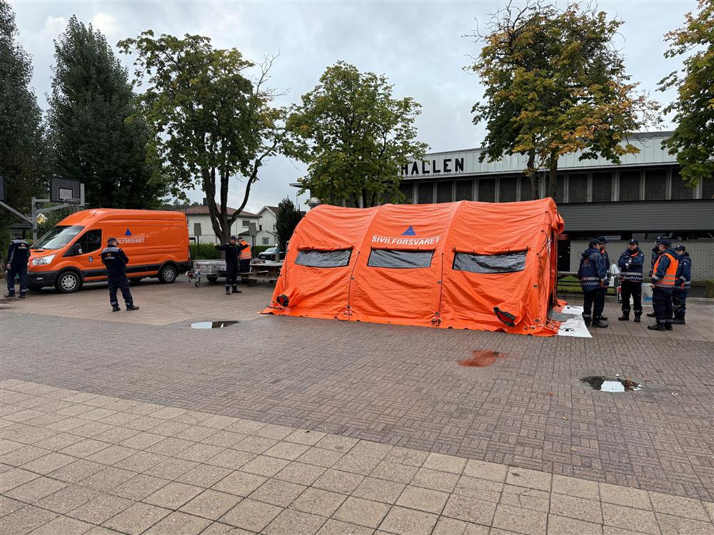 Sivilforsvaret bil og telt i skolegård - Klikk for stort bilde