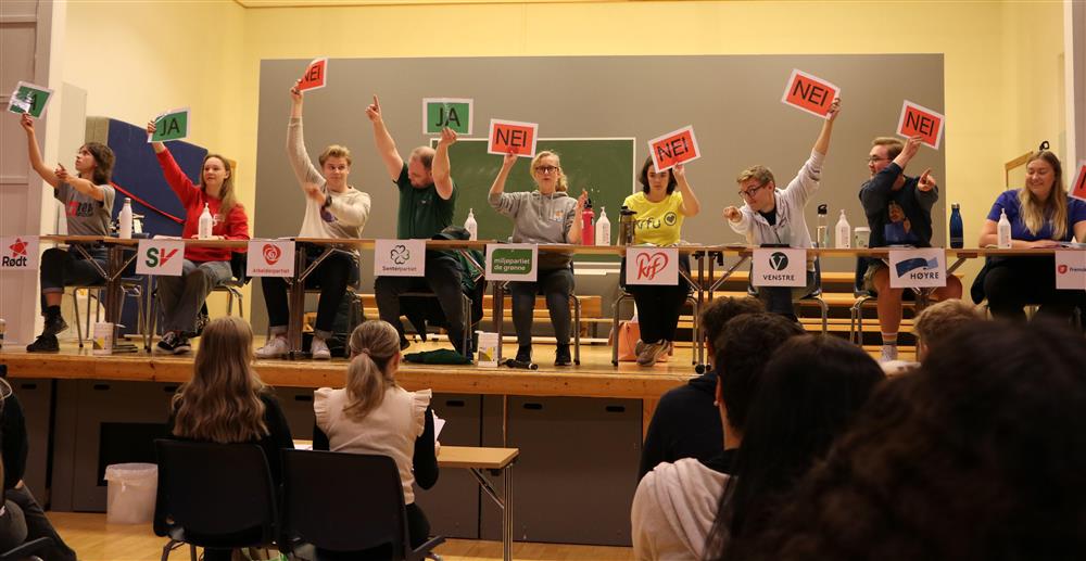 Valgkamp med debatt i gymsal - Klikk for stort bilde