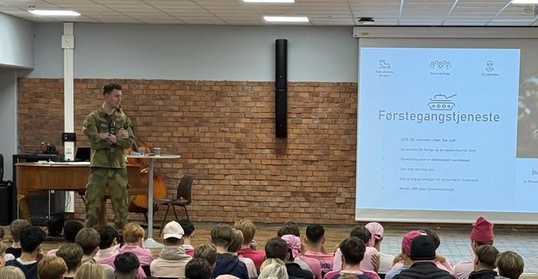 Besøk på skole fra forsvaret - Klikk for stort bilde