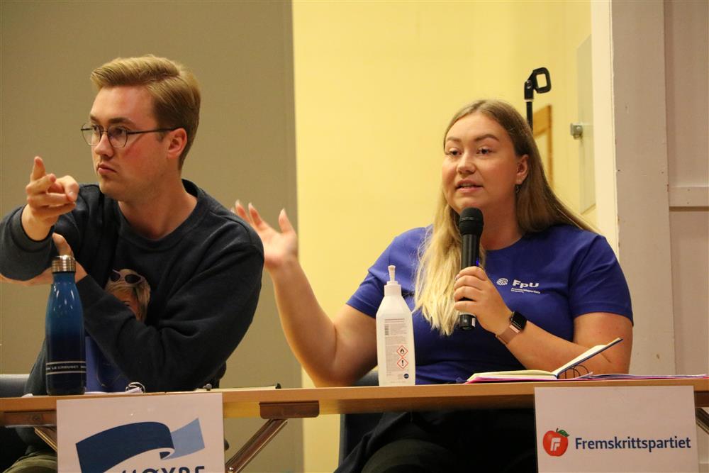 Valgkamp med debatt i gymsal - Klikk for stort bilde