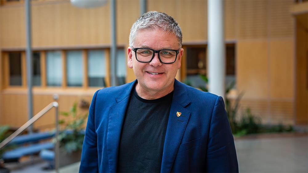 Håvard Abotnes Osflaten (SV) ser i kameraet. - Klikk for stort bilde