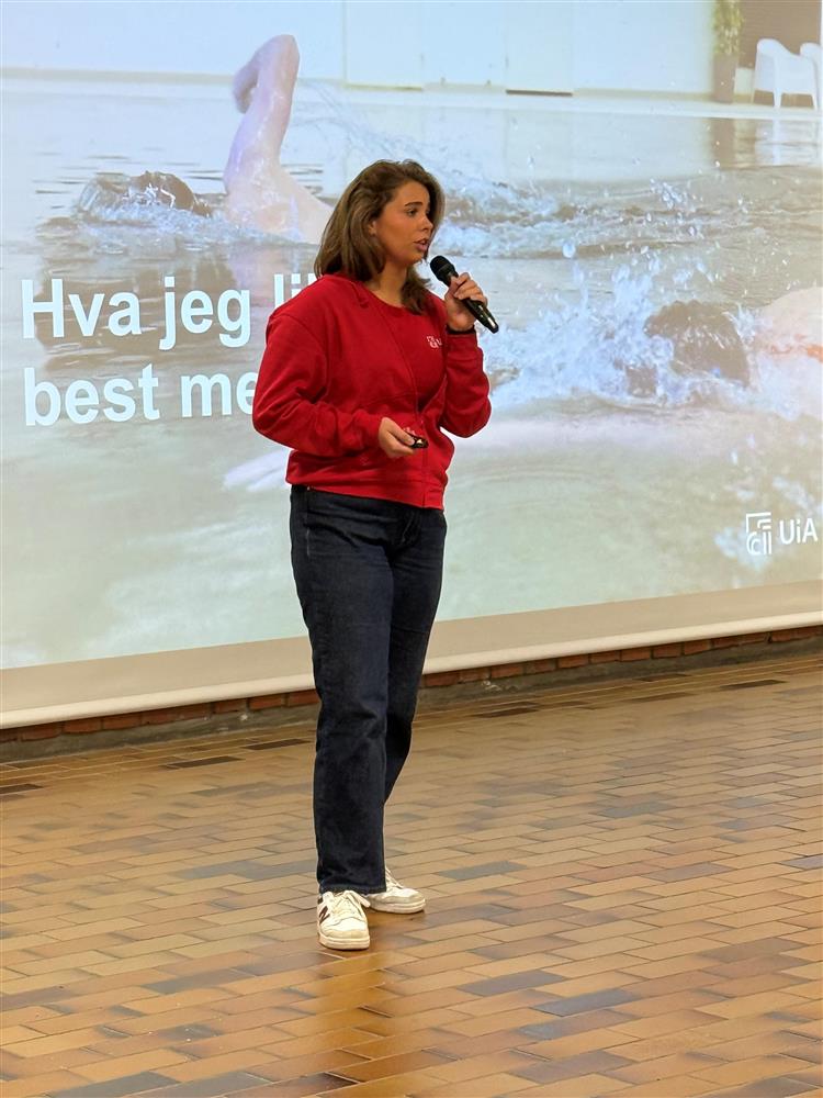 Representant fra Universitet som forteller om campus - Klikk for stort bilde