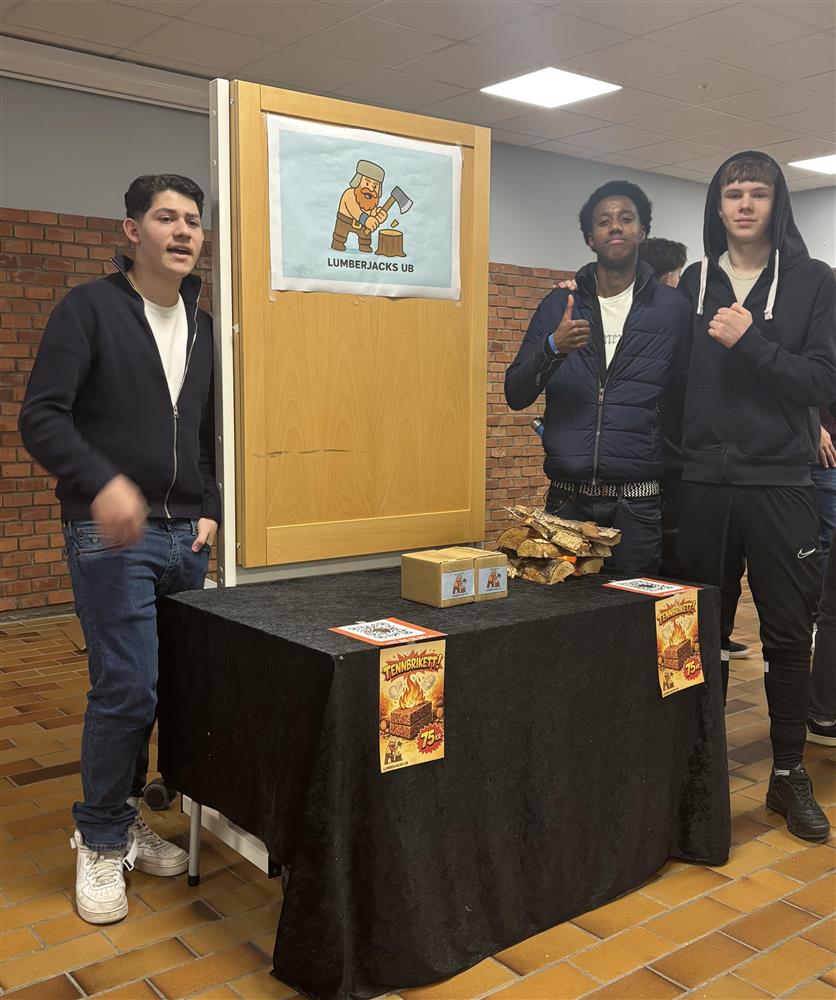 Ulike ungdomsbedrifter presenterer sin idé - Klikk for stort bilde