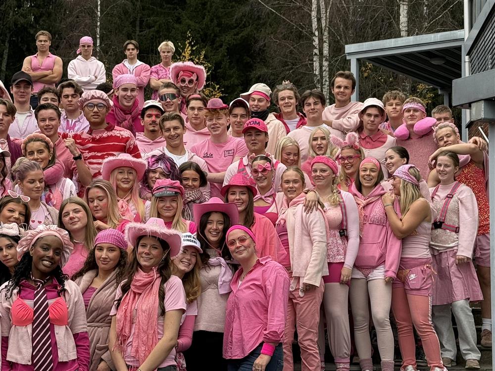 Elever kledd i rosa - Klikk for stort bilde