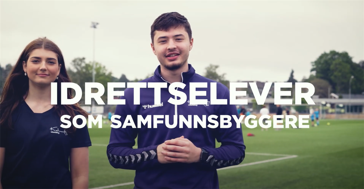 To idrettselever som står på en fotballbane med blikket i kamera - Klikk for stort bilde