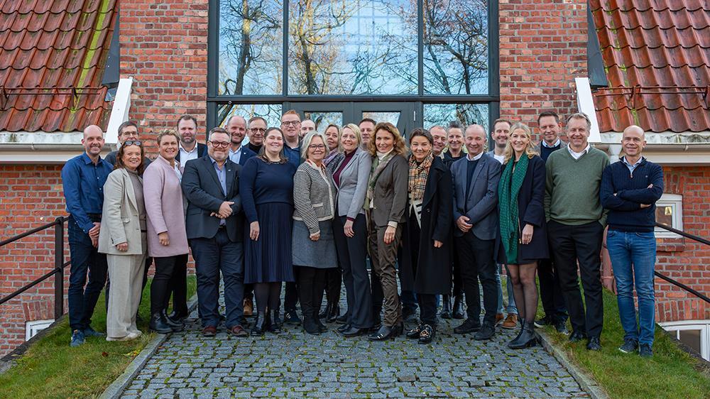 politikere samlet ute - Klikk for stort bilde